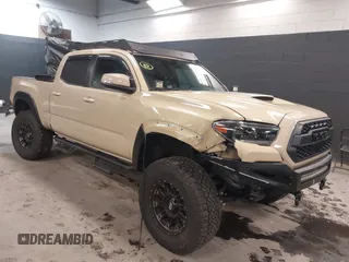 2018 Toyota Tacoma SR5 z VIN 3TMDZ5BN5JM049822, wystawiony jako IAAI lot #41340566 z przebiegiem 61 698 mil mil oraz . Historia ofert i sprzedaży dostępna na DreamBid. Obrazek 1.
