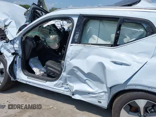 2025 Volvo XC40 Plus Bright Theme z VIN YV4L12UE6S2563585, wystawiony jako IAAI lot #42314264 z przebiegiem 2972 mil mil oraz . Historia ofert i sprzedaży dostępna na DreamBid. Obrazek 6.