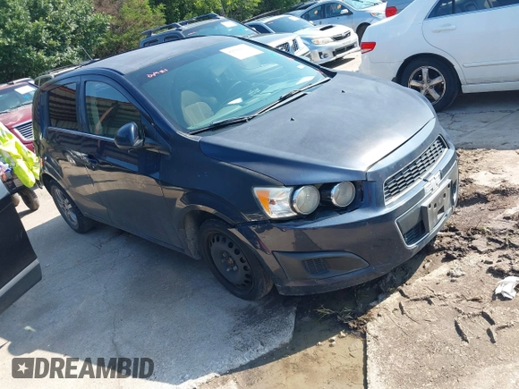 2016 Chevrolet Sonic LT z VIN 1G1JC6SH1G4121018, wystawiony jako IAAI lot #42501319 z przebiegiem 146 008 mil mil oraz . Historia ofert i sprzedaży dostępna na DreamBid. Obrazek 1.