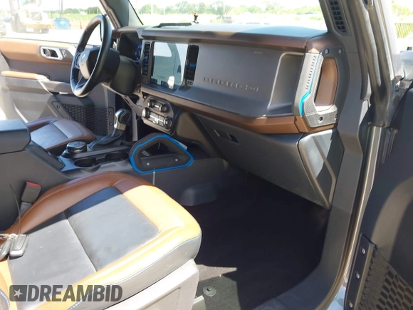 2023 Ford Bronco z VIN 1FMEE5DP8PLA91454, wystawiony jako IAAI lot #42805631 z przebiegiem 49 354 mil mil oraz . Historia ofert i sprzedaży dostępna na DreamBid. Obrazek 5.