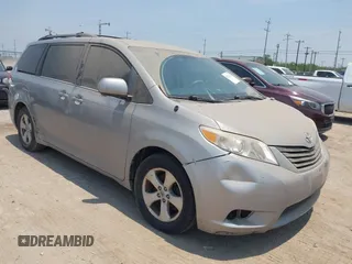2014 Toyota Sienna LE AAS z VIN 5TDKK3DC6ES442682, wystawiony jako IAAI lot #42271110 z przebiegiem 158 785 mil mil oraz . Historia ofert i sprzedaży dostępna na DreamBid. Obrazek 1.