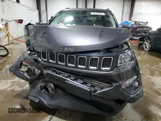 2019 Jeep Compass Latitude z VIN 3C4NJDBB4KT670391, wystawiony jako Copart lot #61283805 z przebiegiem 80 584 mil mil oraz Szkoda całkowita • Salvage title. Historia ofert i sprzedaży dostępna na DreamBid. Obrazek 5.