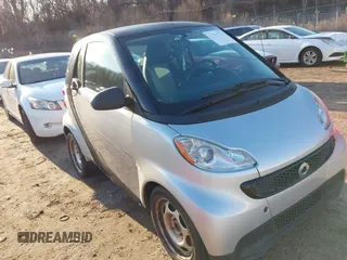2013 Smart fortwo Pure with VIN WMEEJ3BAXDK650685, listed as a IAAI auction lot 41787732 with 104,630 mi miles. Bid and sale history available at carsss.com. Image 1.