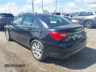 2012 Chrysler 200 Touring z VIN 1C3CCBBG0CN224231, wystawiony jako IAAI lot #42536821 z przebiegiem 129 814 mil mil oraz . Historia ofert i sprzedaży dostępna na DreamBid. Obrazek 3.
