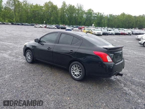 2017 Nissan Versa SV z VIN 3N1CN7AP2HL885581, wystawiony jako IAAI lot #42235494 z przebiegiem 129 189 mil mil oraz . Historia ofert i sprzedaży dostępna na DreamBid. Obrazek 3.