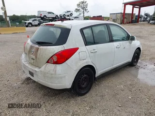 2011 Nissan Versa S z VIN 3N1BC1CP2BL443855, wystawiony jako IAAI lot #42337342 z przebiegiem 155 166 mil mil oraz . Historia ofert i sprzedaży dostępna na DreamBid. Obrazek 4.