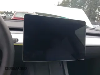 2023 Tesla Model Y Long Range z VIN 7SAYGAEEXPF647352, wystawiony jako IAAI lot #41955933 z przebiegiem Nie podano mil oraz . Historia ofert i sprzedaży dostępna na DreamBid. Obrazek 19.