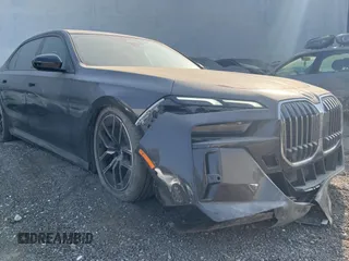 2023 BMW 7 Series 740i z VIN WBA23EH00PCM30022, wystawiony jako Copart lot #57565424 z przebiegiem 5 985 mil mil oraz . Historia ofert i sprzedaży dostępna na DreamBid. Obrazek 1.