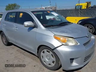 2008 Scion xD z VIN JTKKU10458J027490, wystawiony jako IAAI lot #42147549 z przebiegiem Nie podano mil oraz . Historia ofert i sprzedaży dostępna na DreamBid. Obrazek 1.
