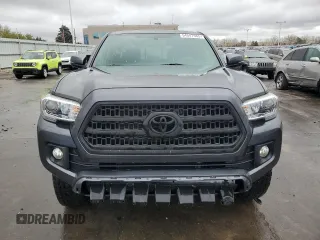2017 Toyota Tacoma SR5 z VIN 3TMDZ5BN1HM030372, wystawiony jako Copart lot #54547985 z przebiegiem 67 663 mil mil oraz Szkoda całkowita • Salvage title. Historia ofert i sprzedaży dostępna na DreamBid. Obrazek 5.