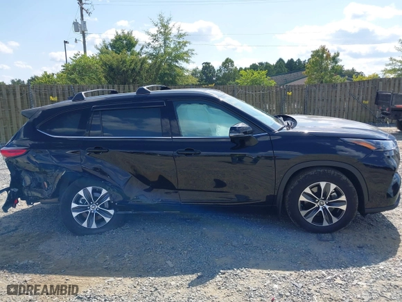 2022 Toyota Highlander XLE with VIN 5TDGZRBH1NS240125, listed as a IAAI auction lot 40176703 with 24,833 mi miles. Bid and sale history available at carsss.com. Image 13.