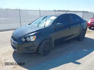 2013 Chevrolet Sonic LS z VIN 1G1JA5SH9D4165120, wystawiony jako IAAI lot #41815014 z przebiegiem 130 250 mil mil oraz . Historia ofert i sprzedaży dostępna na DreamBid. Obrazek 2.
