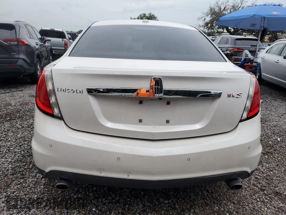 2011 Lincoln MKS z VIN 1LNHL9DRXBG609478, wystawiony jako Copart lot #57226135 z przebiegiem 178 372 mil mil oraz Szkoda całkowita • Salvage title. Historia ofert i sprzedaży dostępna na DreamBid. Obrazek 6.