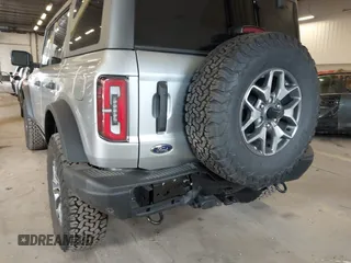 2024 Ford Bronco Badlands z VIN 1FMEE9BP6RLA08116, wystawiony jako IAAI lot #41837206 z przebiegiem 7807 mil mil oraz . Historia ofert i sprzedaży dostępna na DreamBid. Obrazek 6.