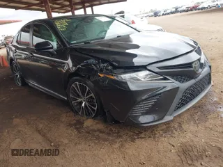 2020 Toyota Camry SE z VIN 4T1G11AK8LU896395, wystawiony jako IAAI lot #42207760 z przebiegiem 83 935 mil mil oraz . Historia ofert i sprzedaży dostępna na DreamBid. Obrazek 1.