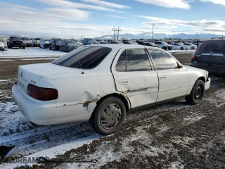 1995 Toyota Camry LE with VIN 4T1GK12E5SU858787, listed as a Copart auction lot 89400945 with 184,167 mi miles and Clean Title. Bid and sale history available at carsss.com. Image 3.