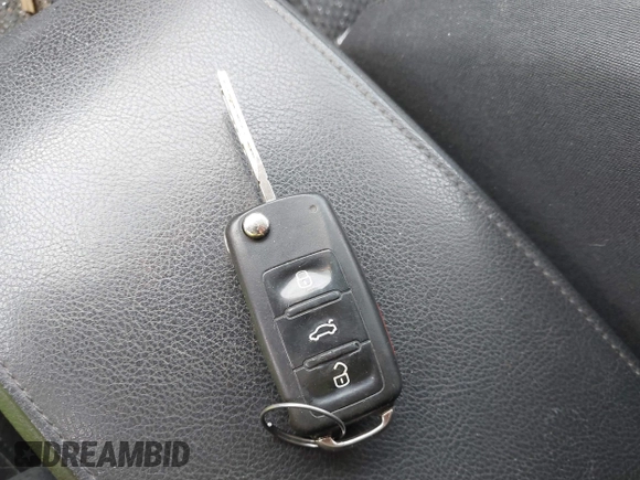 2014 Volkswagen Jetta TDI w/Premium/Nav z VIN 3VWLL7AJ3EM332617, wystawiony jako IAAI lot #42033000 z przebiegiem 186 444 mil mil oraz . Historia ofert i sprzedaży dostępna na DreamBid. Obrazek 11.