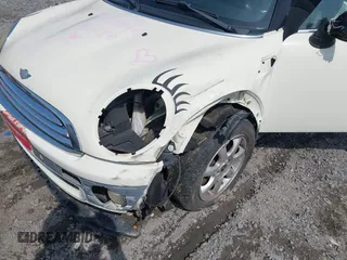 2010 MINI Hardtop z VIN WMWMF3C57ATU76526, wystawiony jako IAAI lot #42376569 z przebiegiem 111 172 mil mil oraz . Historia ofert i sprzedaży dostępna na DreamBid. Obrazek 6.