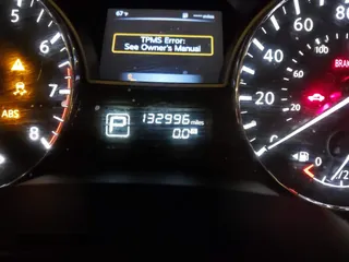 2015 Nissan Pathfinder SV z VIN 5N1AR2MM9FC632565, wystawiony jako IAAI lot #42250526 z przebiegiem 132 996 mil mil oraz . Historia ofert i sprzedaży dostępna na DreamBid. Obrazek 16.