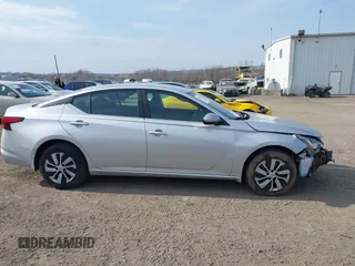 2019 Nissan Altima 2.5 S with VIN 1N4BL4BW0KC142252, listed as a IAAI auction lot 41722876 with 28,677 mi miles. Bid and sale history available at carsss.com. Image 13.