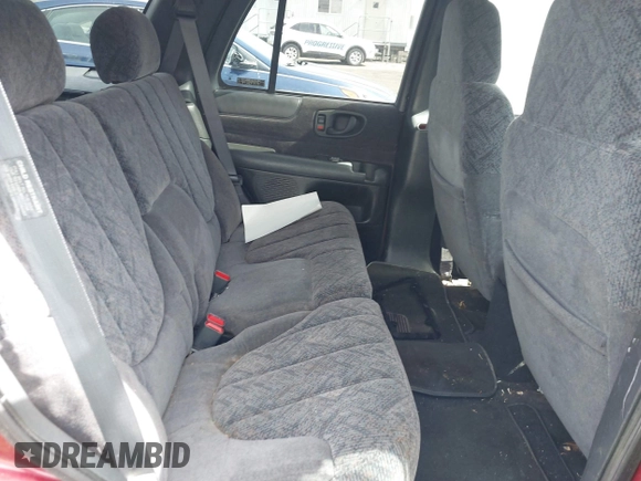 1998 GMC Jimmy SLT with VIN 1GKDT13W1W2521468, listed as a IAAI auction lot 41819921 with 161,931 mi miles. Bid and sale history available at carsss.com. Image 8.