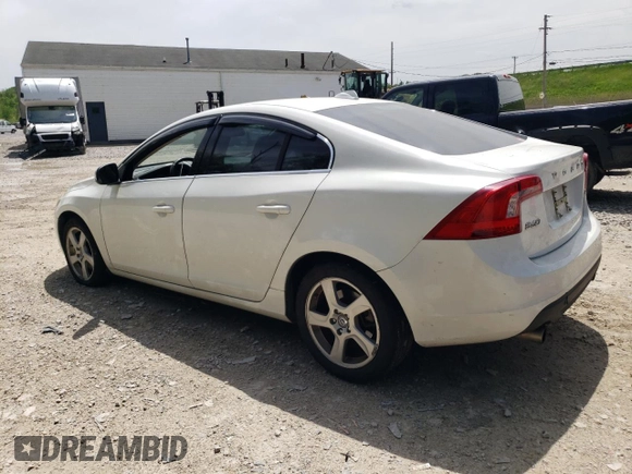 2013 Volvo S60 T5 Premier z VIN YV1612FS6D2204799, wystawiony jako Copart lot #57465945 z przebiegiem 122 604 mil mil oraz Czysty tytuł • Clean title. Historia ofert i sprzedaży dostępna na DreamBid. Obrazek 2.