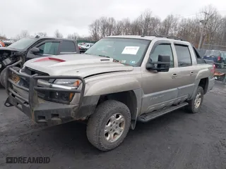 2002 Chevrolet Avalanche with VIN 3GNEK13T82G322323, listed as a IAAI auction lot 41725728 with 225,931 mi miles. Bid and sale history available at carsss.com. Image 2.