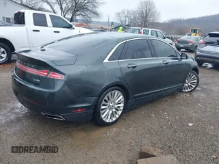2015 Lincoln MKZ z VIN 3LN6L2J90FR616800, wystawiony jako IAAI lot #41683401 z przebiegiem 92 239 mil mil oraz . Historia ofert i sprzedaży dostępna na DreamBid. Obrazek 4.