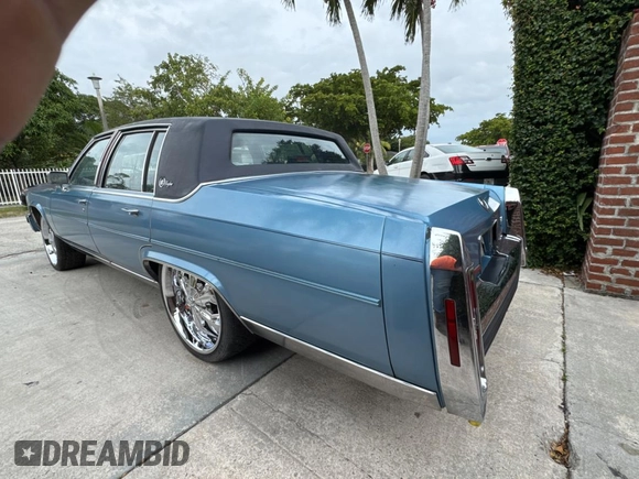 1988 Cadillac Brougham z VIN 1G6DW51Y1J9710932, wystawiony jako Copart lot #82010974 z przebiegiem 72 122 mil mil oraz Czysty tytuł • Clean title. Historia ofert i sprzedaży dostępna na DreamBid. Obrazek 3.