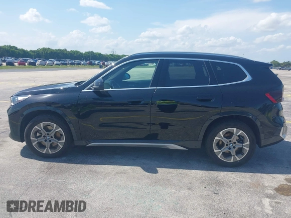 2025 BMW X1 xDrive28i z VIN WBX73EF05S5101750, wystawiony jako IAAI lot #42318885 z przebiegiem 13 923 mil mil oraz . Historia ofert i sprzedaży dostępna na DreamBid. Obrazek 14.
