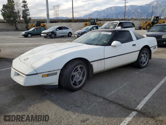 1990 Chevrolet Corvette z VIN 1G1YY2382L5120018, wystawiony jako Copart lot #46445825 z przebiegiem Nie podano mil oraz Czysty tytuł • Clean title. Historia ofert i sprzedaży dostępna na DreamBid. Obrazek 1.
