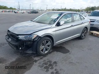 2023 Volkswagen Jetta SE z VIN 3VW7M7BU2PM056005, wystawiony jako IAAI lot #41768826 z przebiegiem 33 838 mil mil oraz . Historia ofert i sprzedaży dostępna na DreamBid. Obrazek 2.