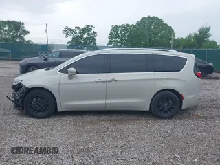 2021 Chrysler Pacifica Touring L z VIN 2C4RC1BG8MR590961, wystawiony jako IAAI lot #42158273 z przebiegiem 96 277 mil mil oraz . Historia ofert i sprzedaży dostępna na DreamBid. Obrazek 14.