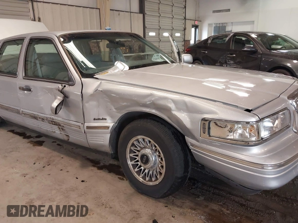 1997 Lincoln Town Car Executive z VIN 1LNLM81W0VY733723, wystawiony jako IAAI lot #41569359 z przebiegiem 104 356 mil mil oraz . Historia ofert i sprzedaży dostępna na DreamBid. Obrazek 6.