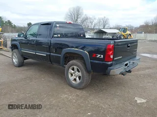 2005 Chevrolet Silverado 1500 Z71 z VIN 1GCEK19Z75Z191040, wystawiony jako IAAI lot #41705016 z przebiegiem 180 517 mil mil oraz . Historia ofert i sprzedaży dostępna na DreamBid. Obrazek 3.