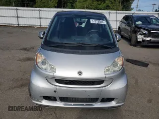 2009 Smart fortwo Pure z VIN WMEEJ31X89K276221, wystawiony jako Copart lot #57912565 z przebiegiem 118 701 mil mil oraz Szkody całkowita. Historia ofert i sprzedaży dostępna na DreamBid. Obrazek 5.