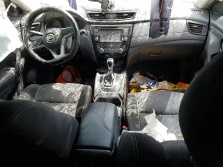 2017 Nissan Rogue SV z VIN KNMAT2MT4HP558206, wystawiony jako Copart lot #52620485 z przebiegiem Nie podano mil oraz Nie do naprawy. Historia ofert i sprzedaży dostępna na DreamBid. Obrazek 8.
