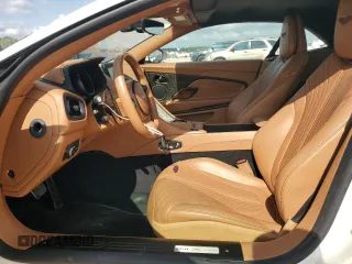 2020 Aston Martin DB11 z VIN SCFRMFCWXLGM09361, wystawiony jako Copart lot #80071914 z przebiegiem 10 972 mil mil oraz Szkody całkowita. Historia ofert i sprzedaży dostępna na DreamBid. Obrazek 7.