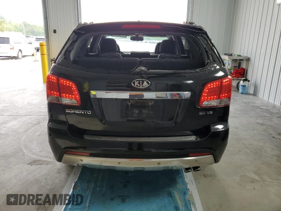 2013 Kia Sorento SX z VIN 5XYKWDA23DG369367, wystawiony jako Copart lot #57721075 z przebiegiem 133 560 mil mil oraz Szkoda całkowita • Salvage title. Historia ofert i sprzedaży dostępna na DreamBid. Obrazek 6.