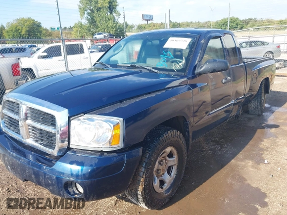 2005 Dodge Dakota z VIN 1D7HW22N05S254041, wystawiony jako IAAI lot #40369728 z przebiegiem 152 520 mil mil oraz . Historia ofert i sprzedaży dostępna na DreamBid. Obrazek 17.