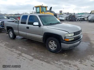 2000 Chevrolet Silverado 1500 LS with VIN 2GCEC19TXY1155977, listed as a IAAI auction lot 41158102 with 235,018 mi miles. Bid and sale history available at carsss.com. Image 1.