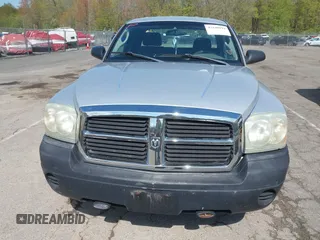 2005 Dodge Dakota ST with VIN 1D7HW22K35S129167, listed as a IAAI auction lot 42190094 with 121,215 mi miles. Bid and sale history available at carsss.com. Image 6.