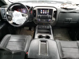 2016 GMC Sierra 3500HD Denali z VIN 1GT42YE82GF140938, wystawiony jako Copart lot #52556095 z przebiegiem 136 654 mil mil oraz Szkoda całkowita • Salvage title. Historia ofert i sprzedaży dostępna na DreamBid. Obrazek 8.