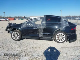 2017 Tesla Model X 90D z VIN 5YJXCBE26HF044710, wystawiony jako IAAI lot #40816228 z przebiegiem Nie podano mil oraz . Historia ofert i sprzedaży dostępna na DreamBid. Obrazek 13.