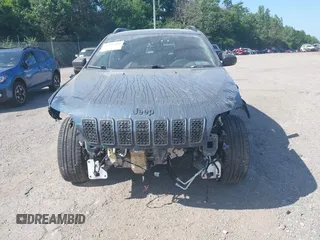 2021 Jeep Cherokee Latitude Lux z VIN 1C4PJMMX8MD205199, wystawiony jako IAAI lot #42556584 z przebiegiem 32 787 mil mil oraz . Historia ofert i sprzedaży dostępna na DreamBid. Obrazek 13.