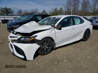 2023 Toyota Camry SE z VIN 4T1G11BK8PU106517, wystawiony jako Copart lot #52488485 z przebiegiem 72 560 mil mil oraz Szkoda całkowita • Salvage title. Historia ofert i sprzedaży dostępna na DreamBid. Obrazek 1.