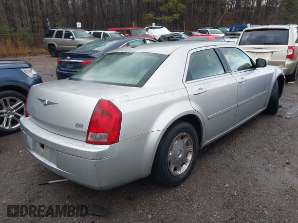 2006 Chrysler 300 Touring with VIN 2C3KA53G66H532518, listed as a IAAI auction lot 41356230 with 203,605 mi miles. Bid and sale history available at carsss.com. Image 4.