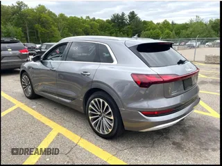2019 Audi e-tron Prestige z VIN WA1VABGE0KB011XXX, wystawiony jako Copart lot #58495745 z przebiegiem 66 764 mil mil oraz Tytuł czysty. Historia ofert i sprzedaży dostępna na DreamBid. Obrazek 3.