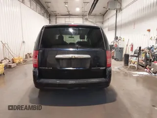 2010 Chrysler Town & Country Touring z VIN 2A4RR5D1XAR148753, wystawiony jako IAAI lot #41830153 z przebiegiem 158 867 mil mil oraz . Historia ofert i sprzedaży dostępna na DreamBid. Obrazek 17.
