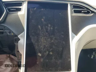 2016 Tesla Model S 90D z VIN 5YJSA1E4XGF115997, wystawiony jako Copart lot #60933525 z przebiegiem Nie podano mil oraz Szkoda całkowita • Salvage title. Historia ofert i sprzedaży dostępna na DreamBid. Obrazek 9.